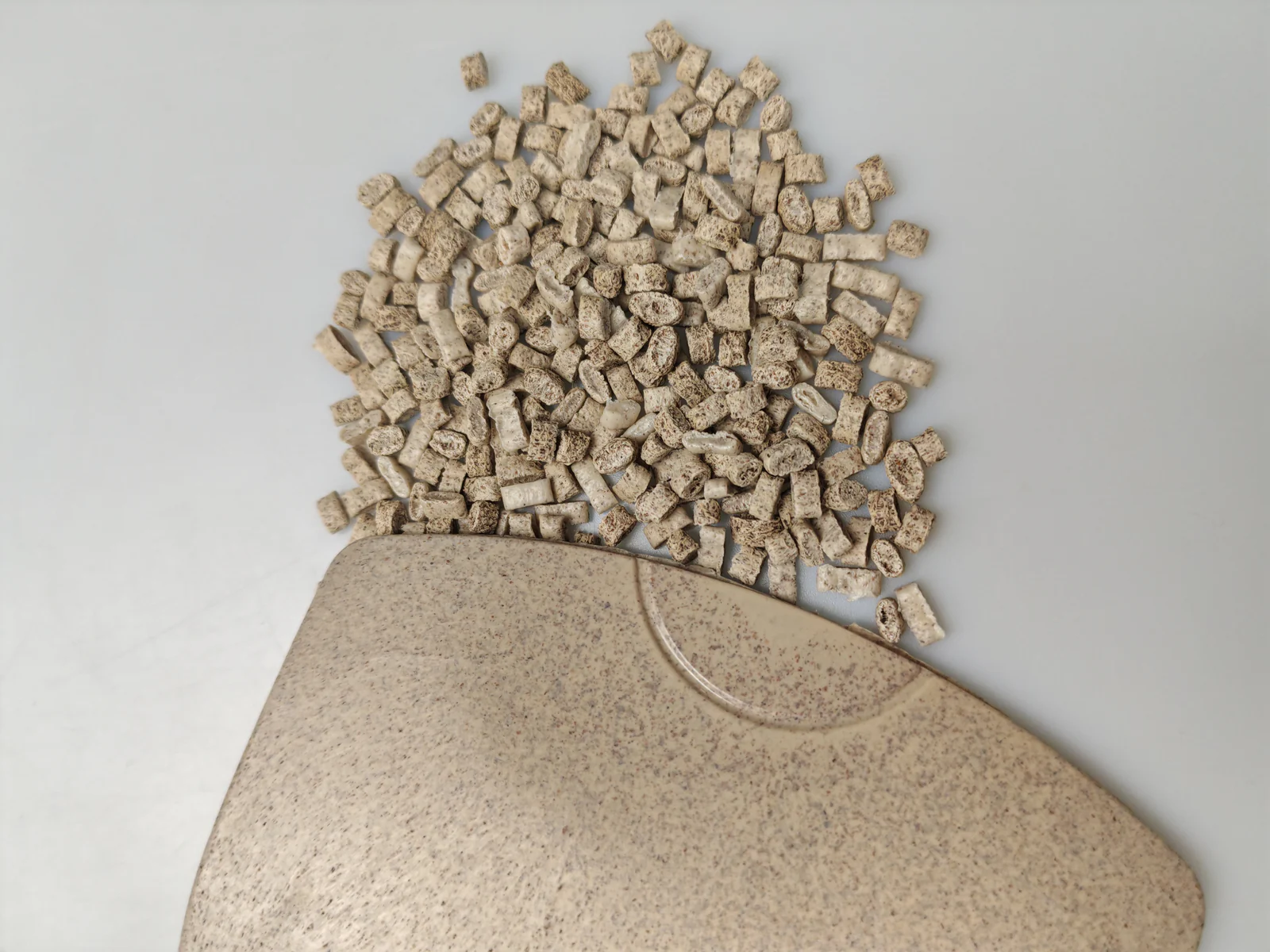 Plant-fiber PE pellets with a pale molded sample plaque